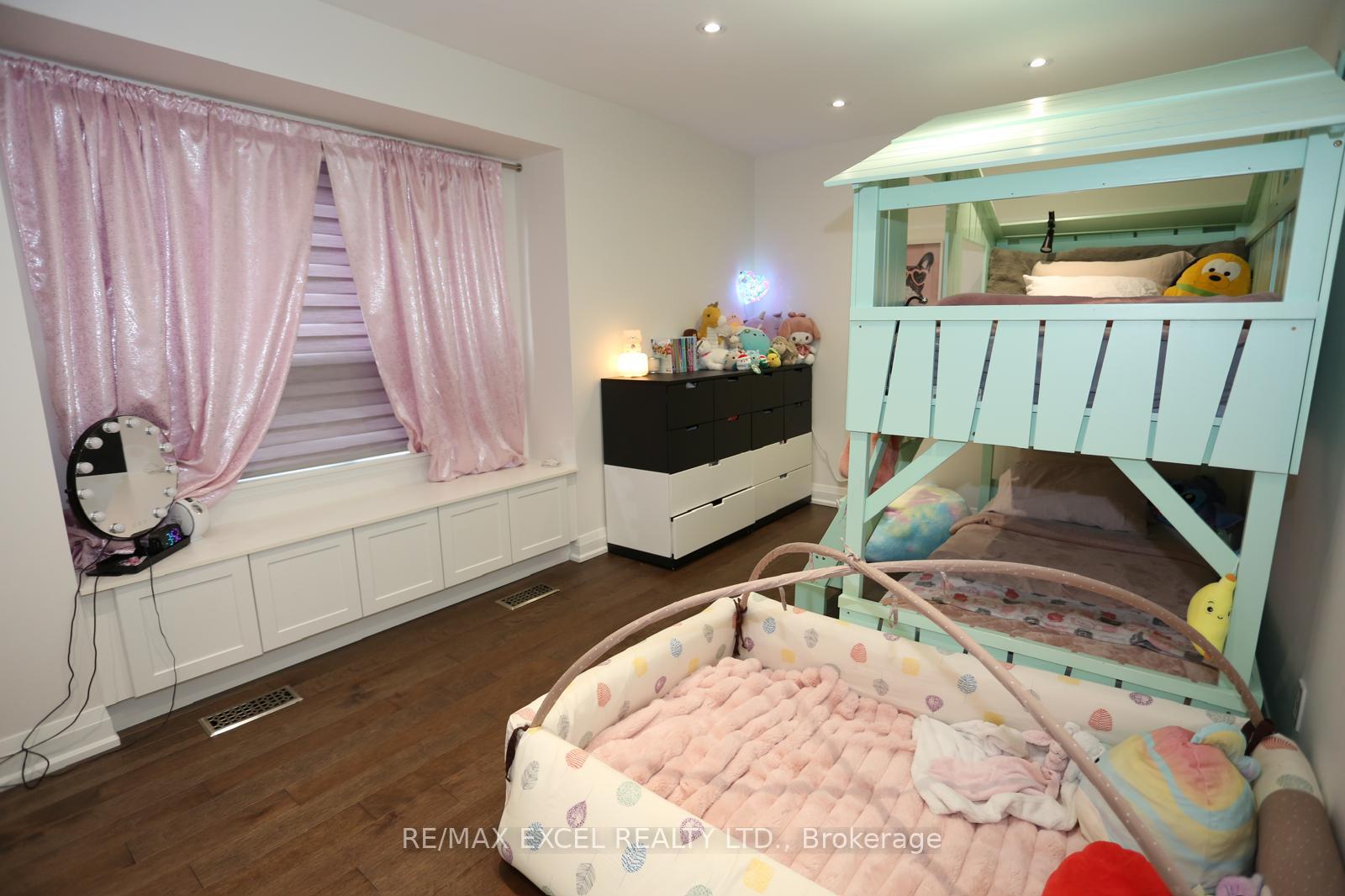 Photo 15 of 16 Aldenham Crescent, North York, Parkwoods-Donalda — HOMEH
