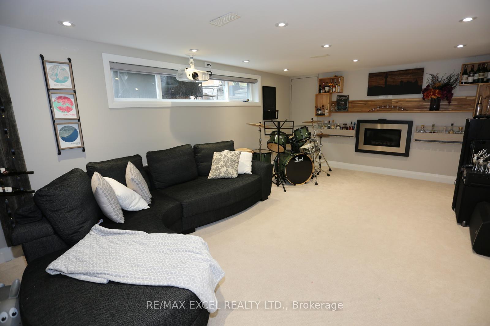 Photo 23 of 16 Aldenham Crescent, North York, Parkwoods-Donalda — HOMEH