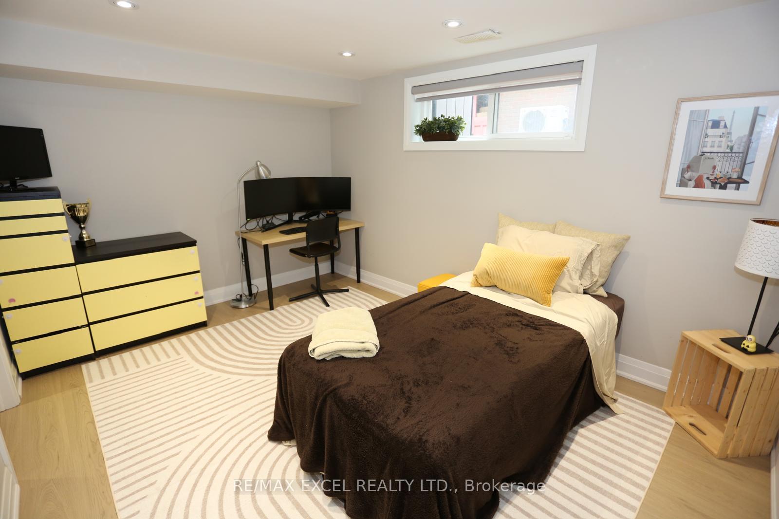 Photo 25 of 16 Aldenham Crescent, North York, Parkwoods-Donalda — HOMEH