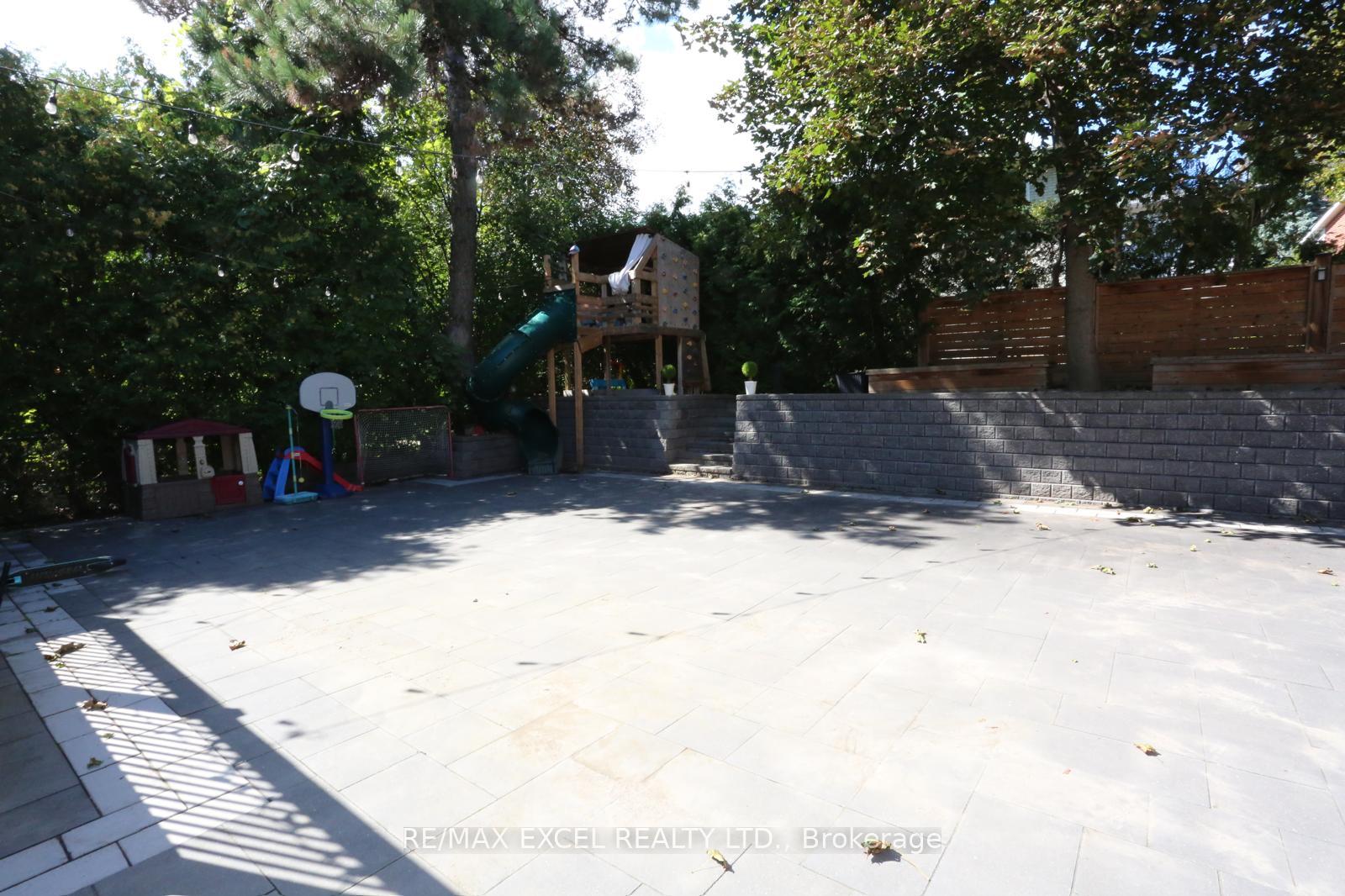 Photo 36 of 16 Aldenham Crescent, North York, Parkwoods-Donalda — HOMEH
