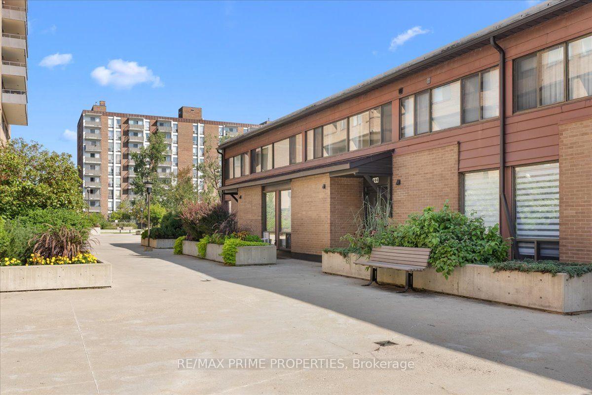Photo 2 of Unit 4, 525 St. Laurent Boulevard, Ottawa, Viscount Alexander Park — HOMEH