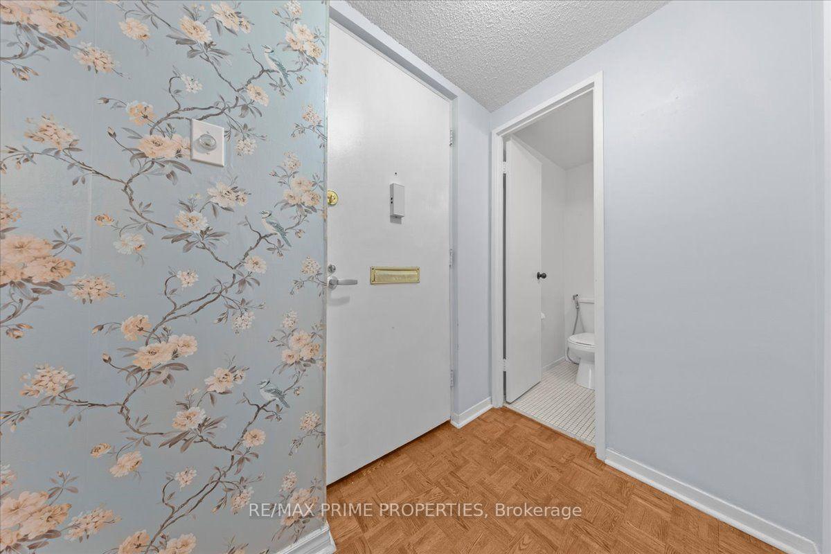 Photo 3 of Unit 4, 525 St. Laurent Boulevard, Ottawa, Viscount Alexander Park — HOMEH