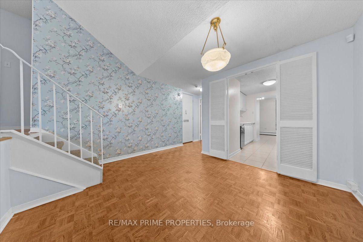 Photo 7 of Unit 4, 525 St. Laurent Boulevard, Ottawa, Viscount Alexander Park — HOMEH