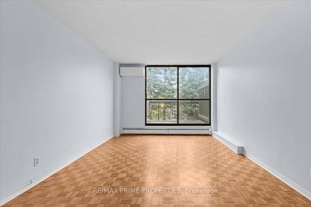 Photo 13 of Unit 4, 525 St. Laurent Boulevard, Ottawa, Viscount Alexander Park — HOMEH