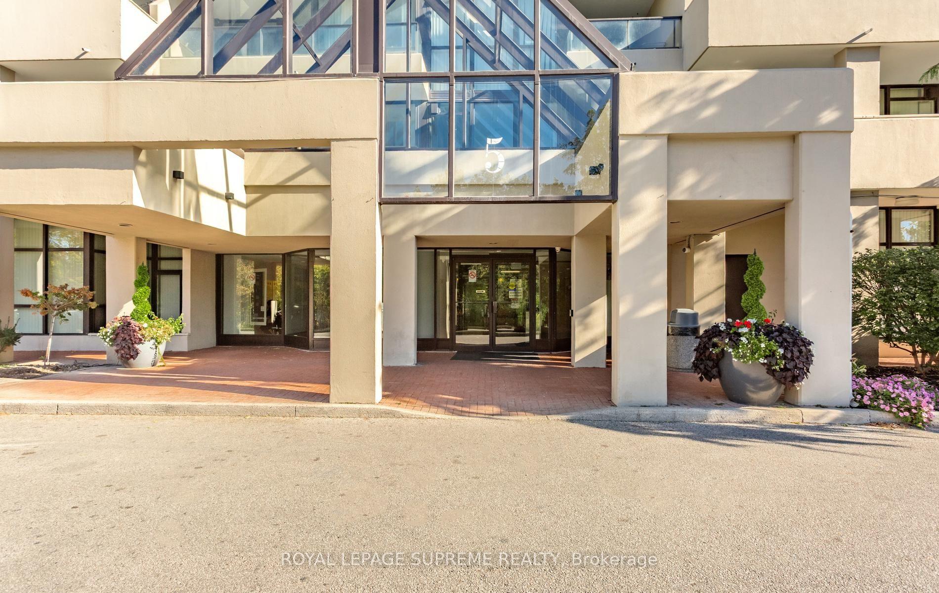 Photo 3 of Unit 1015, 5 Rowntree Road, Etobicoke, Mount Olive-Silverstone-Jamestown — HOMEH