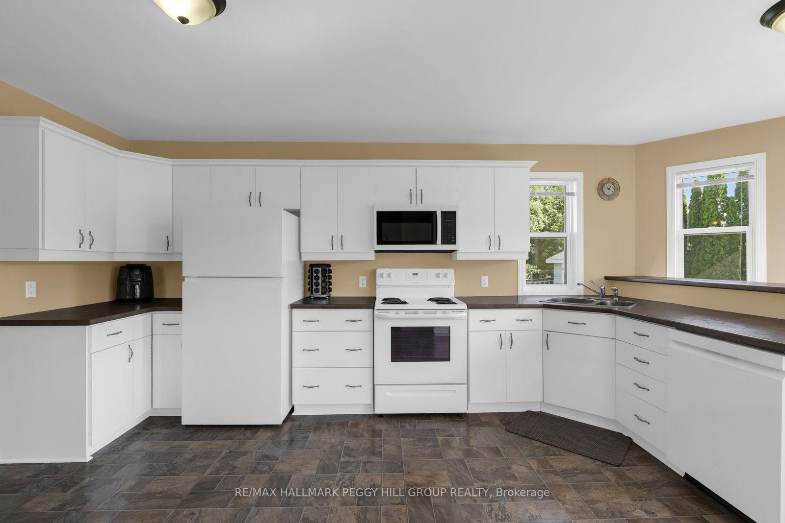 Photo 8 of 5 Allan Court, Springwater, Elmvale — HOMEH