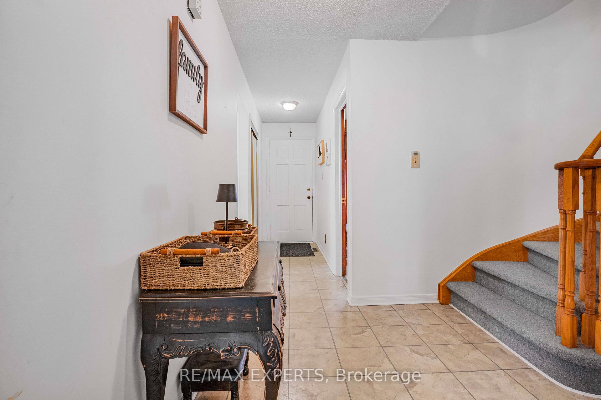 Photo 4 of 20 Charnwood Place, Markham, Aileen-Willowbrook — HOMEH
