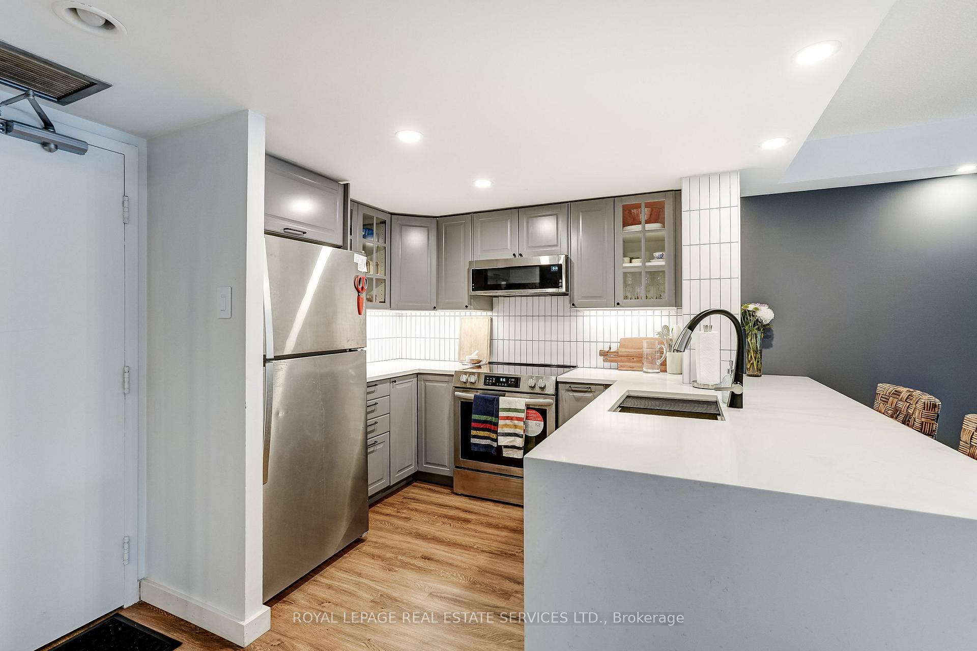 Photo 4 of Unit 302, 705 King Street W, Toronto, Niagara — HOMEH