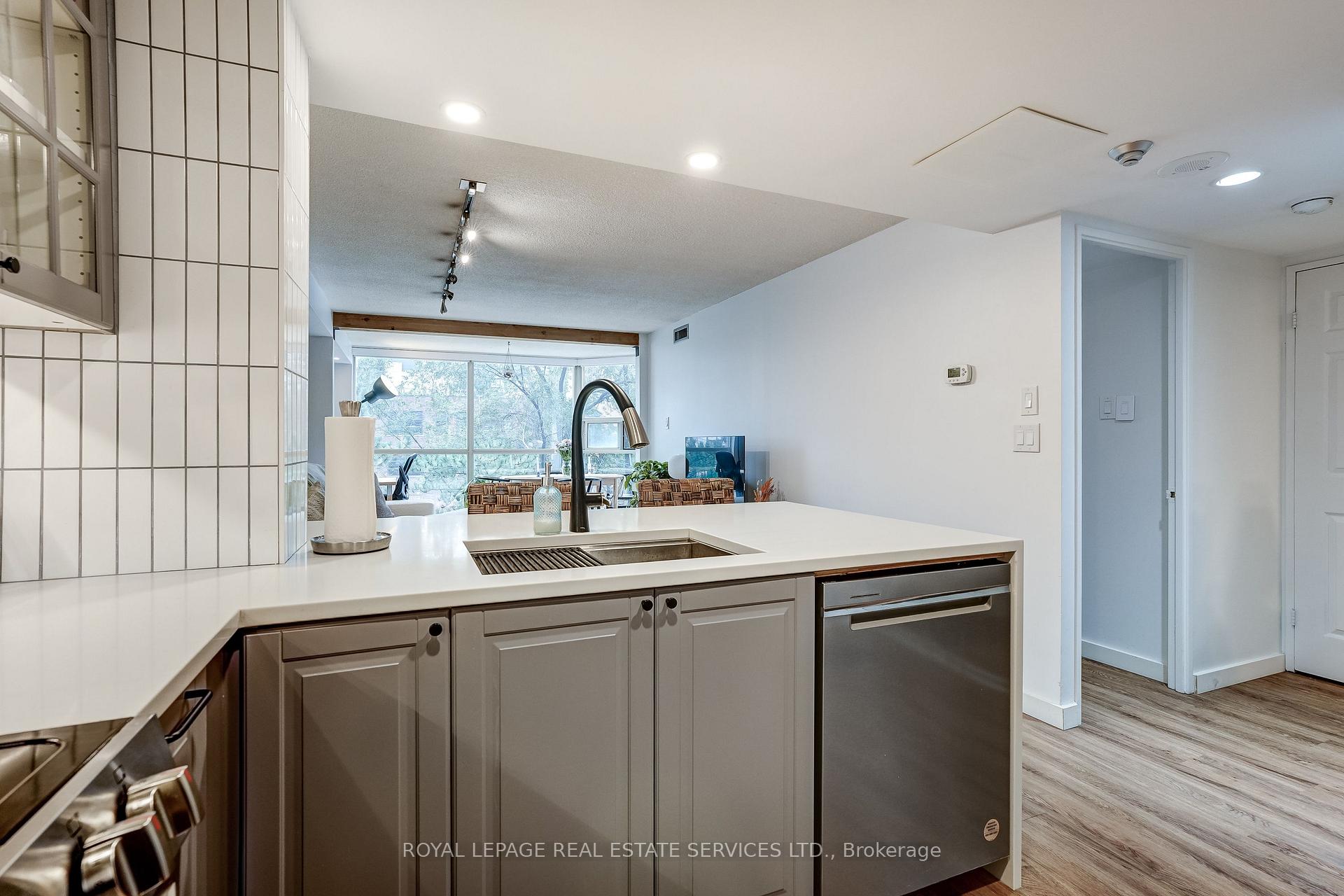 Photo 6 of Unit 302, 705 King Street W, Toronto, Niagara — HOMEH