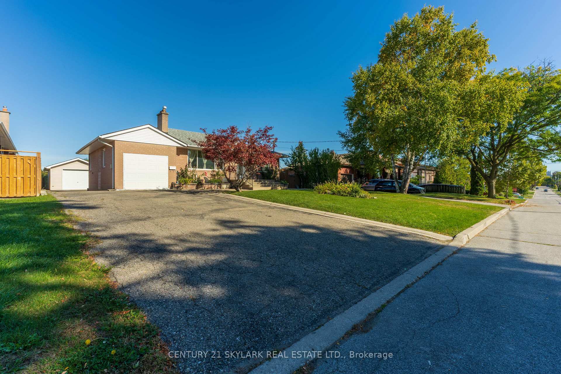 Photo 2 of 24 Aura Lea Boulevard, North York, Humberlea-Pelmo Park — HOMEH