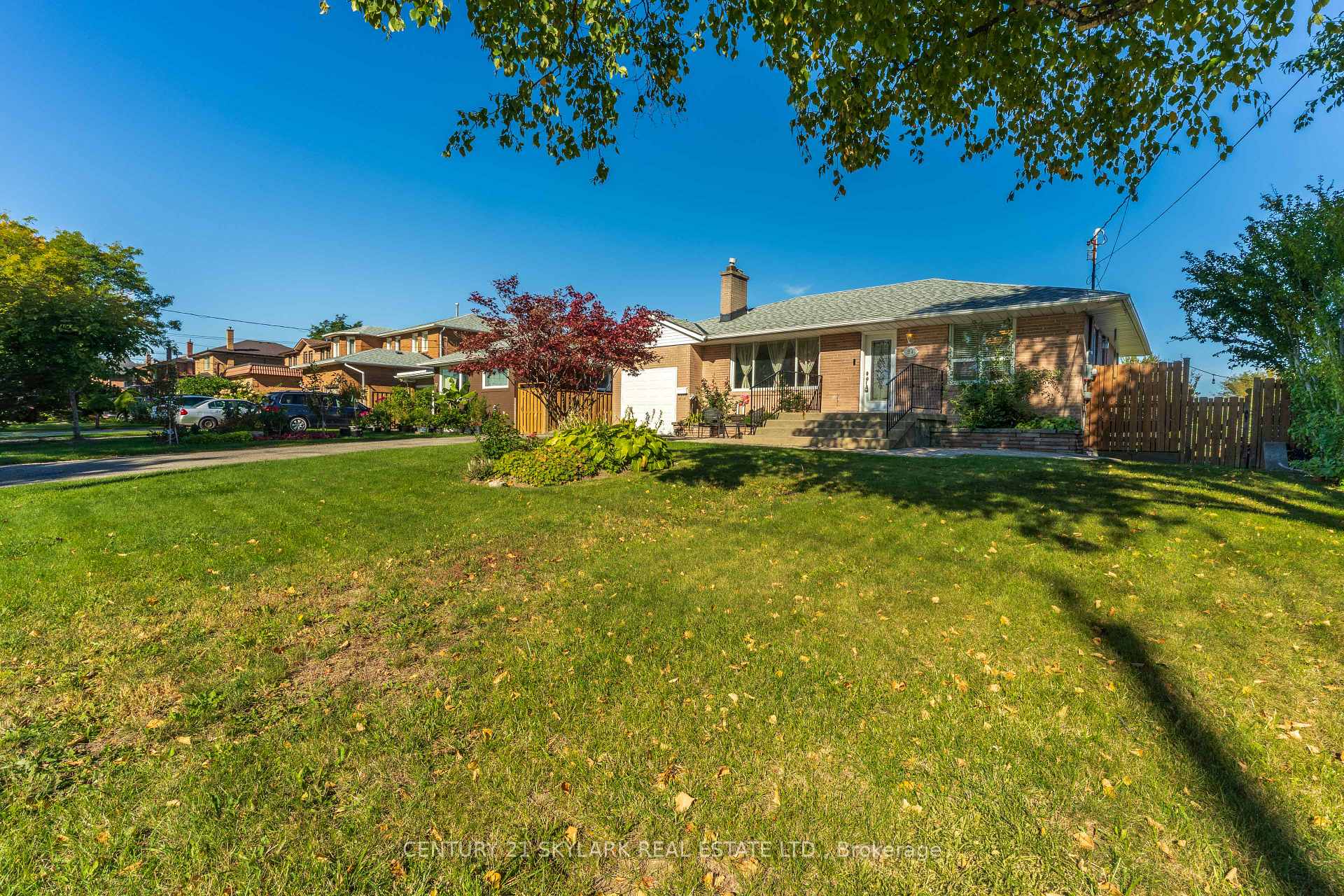 Photo 3 of 24 Aura Lea Boulevard, North York, Humberlea-Pelmo Park — HOMEH