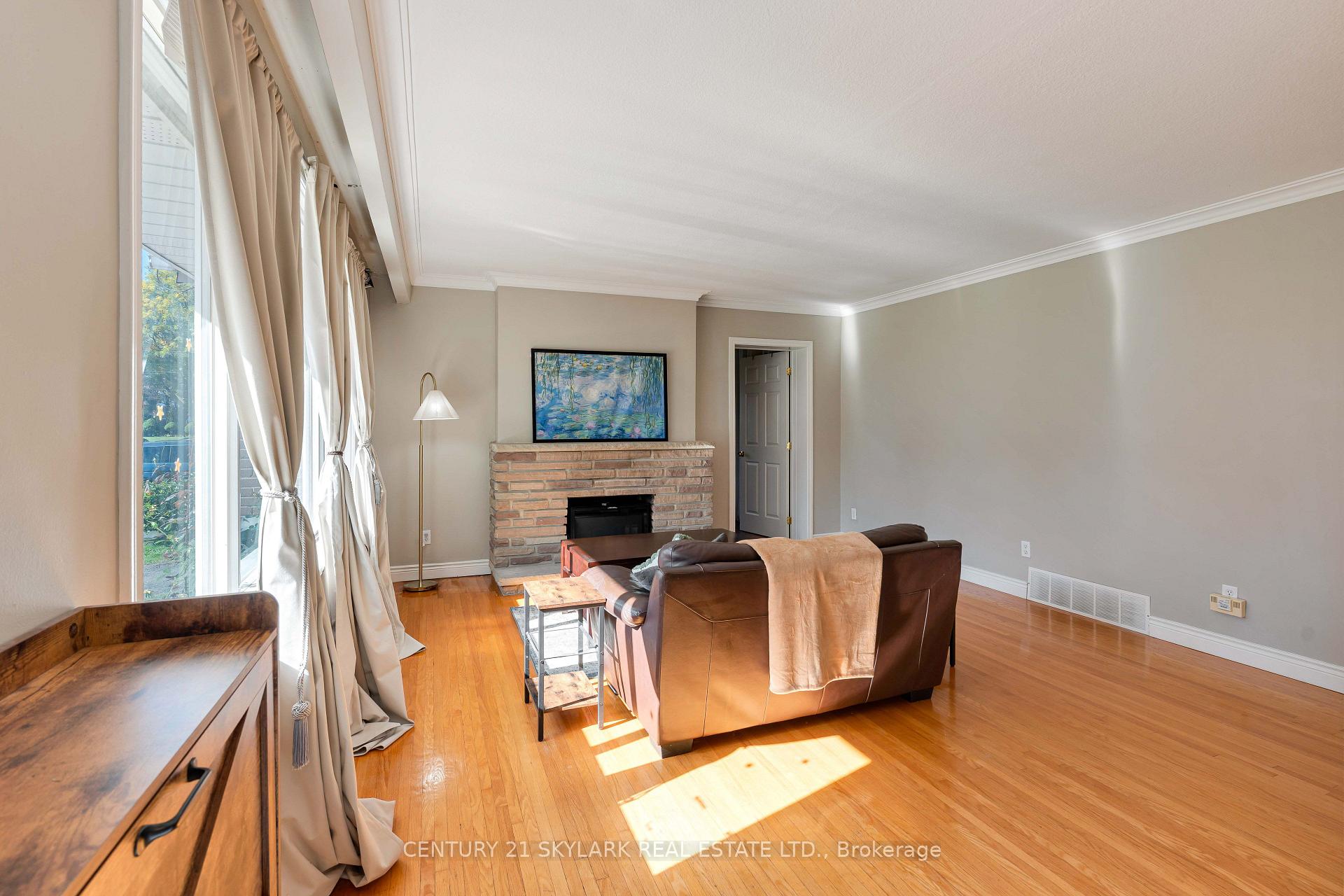 Photo 8 of 24 Aura Lea Boulevard, North York, Humberlea-Pelmo Park — HOMEH