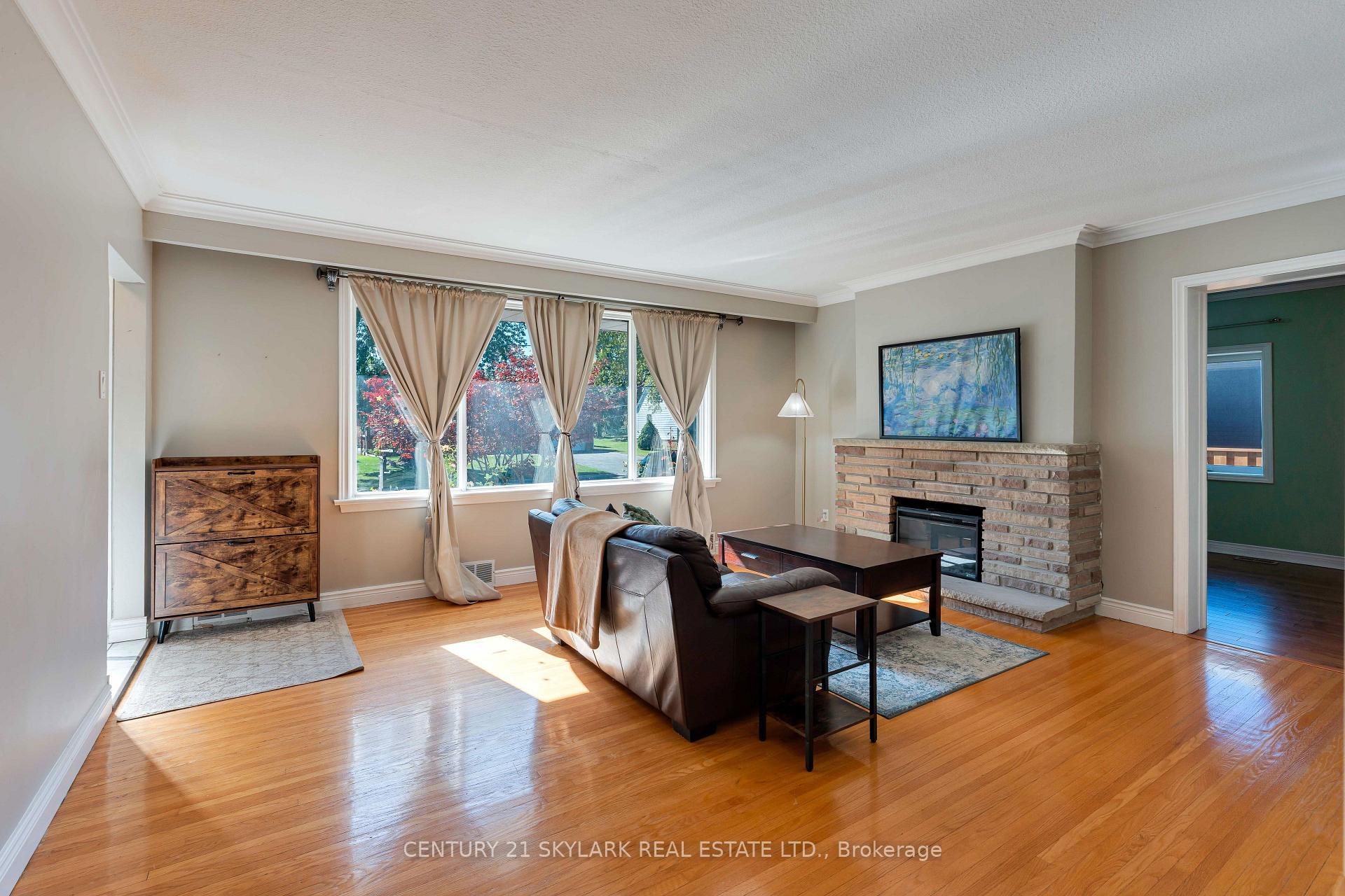 Photo 9 of 24 Aura Lea Boulevard, North York, Humberlea-Pelmo Park — HOMEH