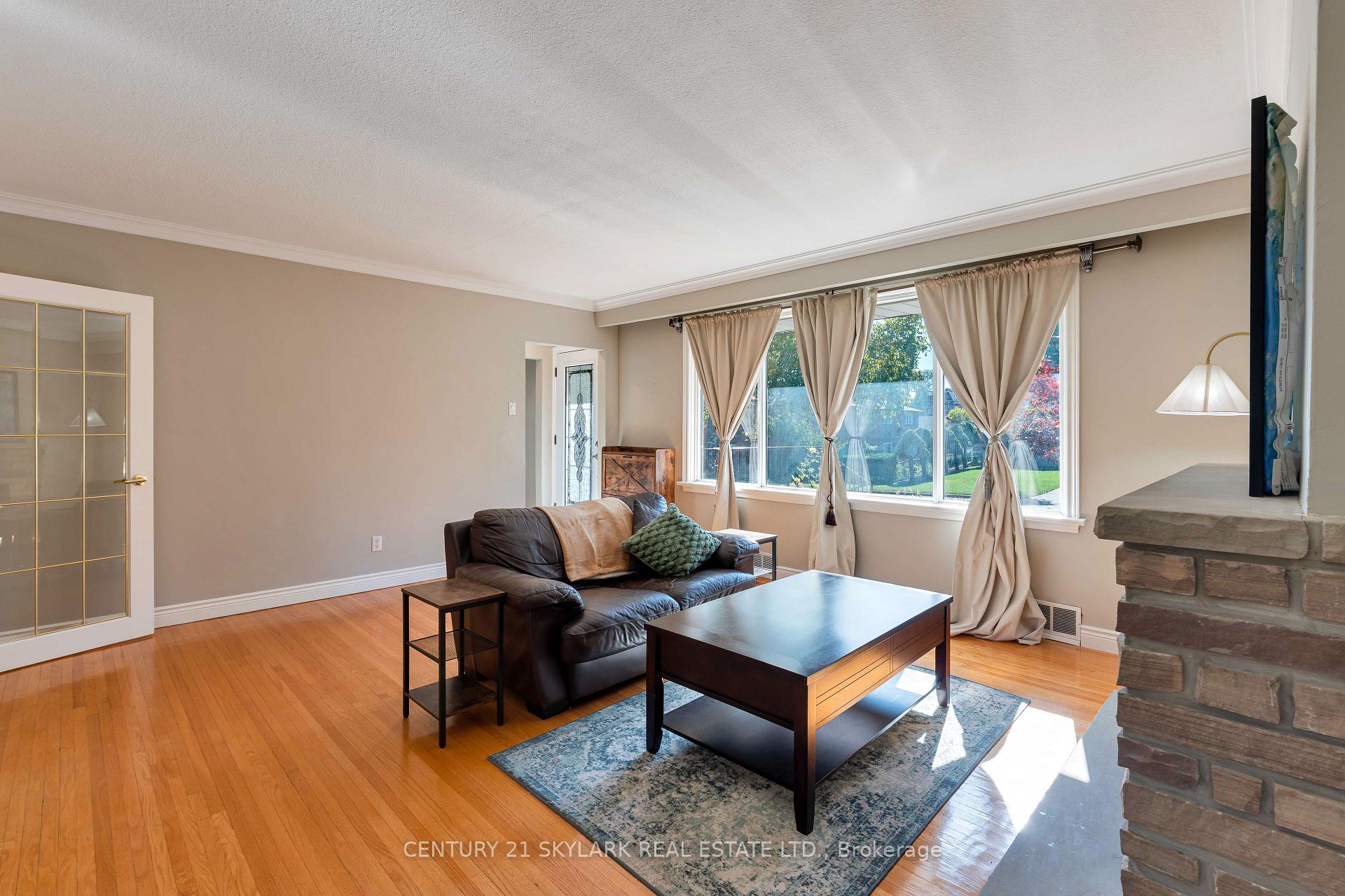 Photo 10 of 24 Aura Lea Boulevard, North York, Humberlea-Pelmo Park — HOMEH