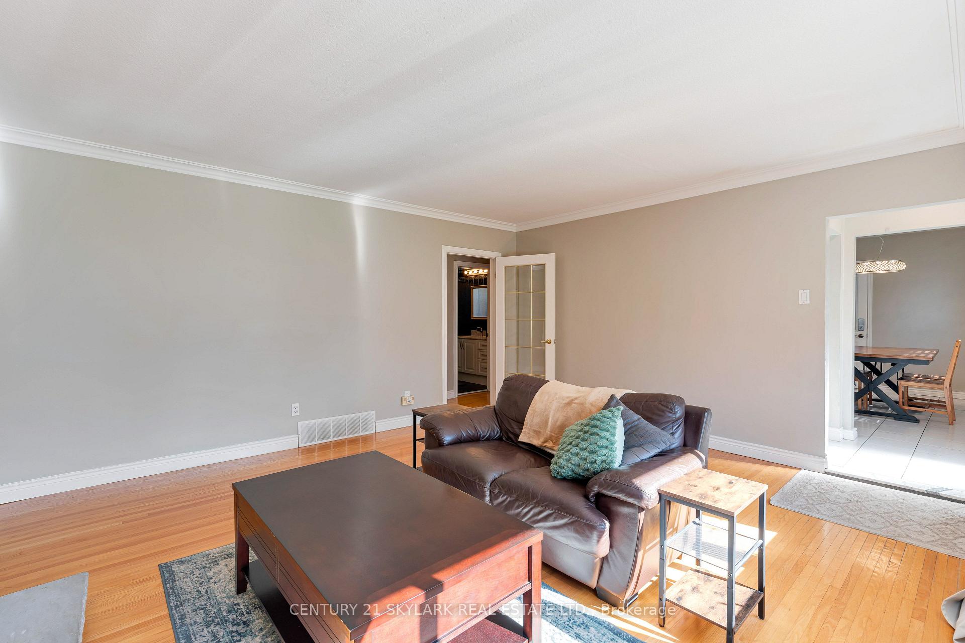 Photo 11 of 24 Aura Lea Boulevard, North York, Humberlea-Pelmo Park — HOMEH
