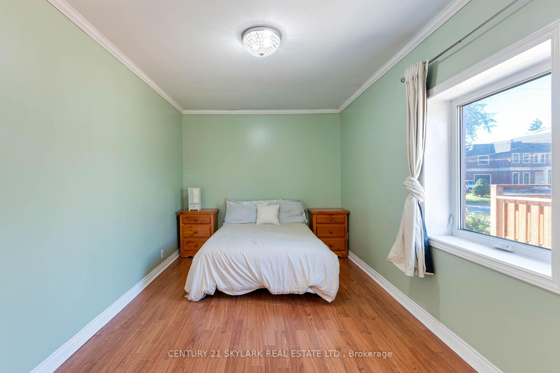 Photo 12 of 24 Aura Lea Boulevard, North York, Humberlea-Pelmo Park — HOMEH