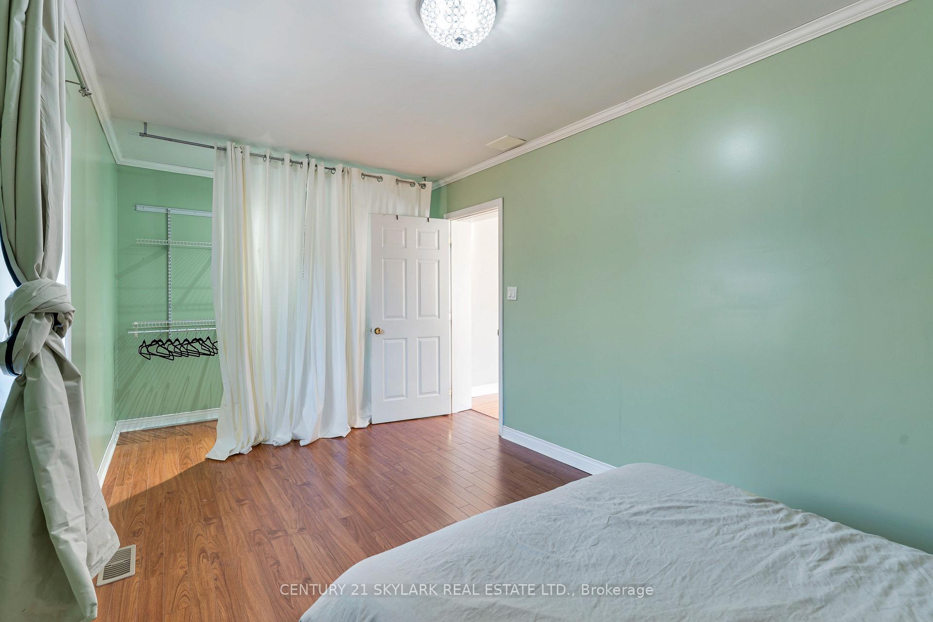 Photo 13 of 24 Aura Lea Boulevard, North York, Humberlea-Pelmo Park — HOMEH