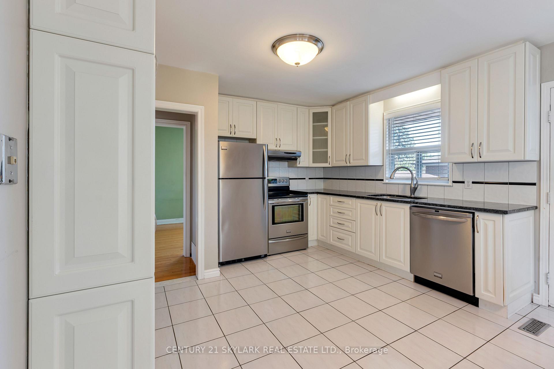 Photo 15 of 24 Aura Lea Boulevard, North York, Humberlea-Pelmo Park — HOMEH