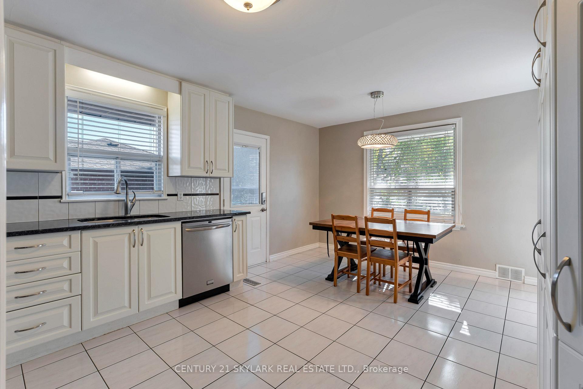 Photo 16 of 24 Aura Lea Boulevard, North York, Humberlea-Pelmo Park — HOMEH
