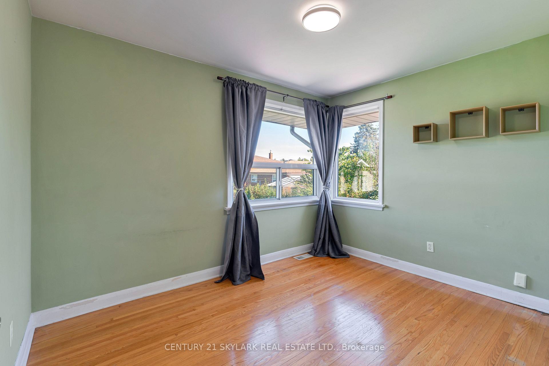 Photo 18 of 24 Aura Lea Boulevard, North York, Humberlea-Pelmo Park — HOMEH