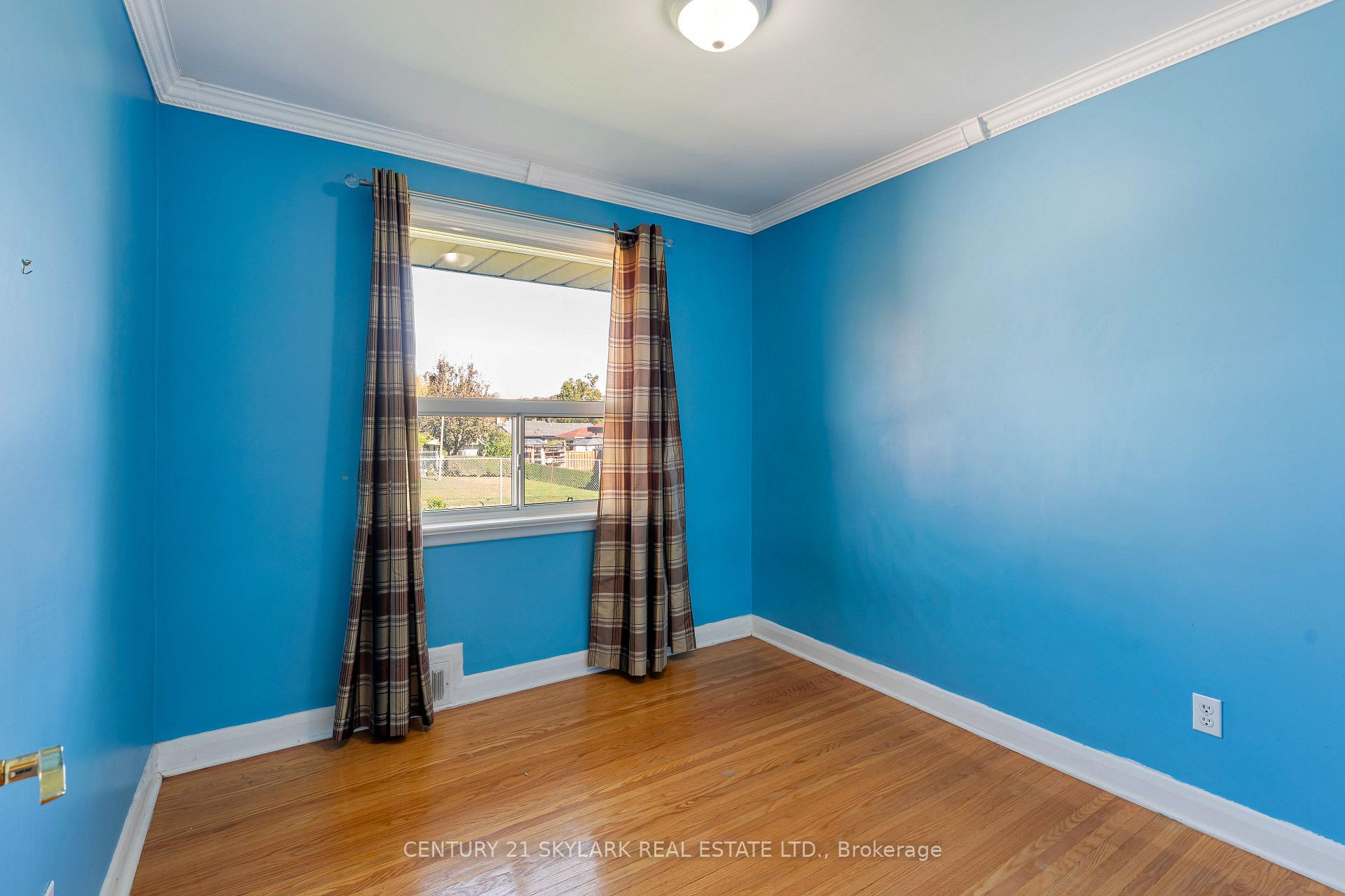 Photo 20 of 24 Aura Lea Boulevard, North York, Humberlea-Pelmo Park — HOMEH