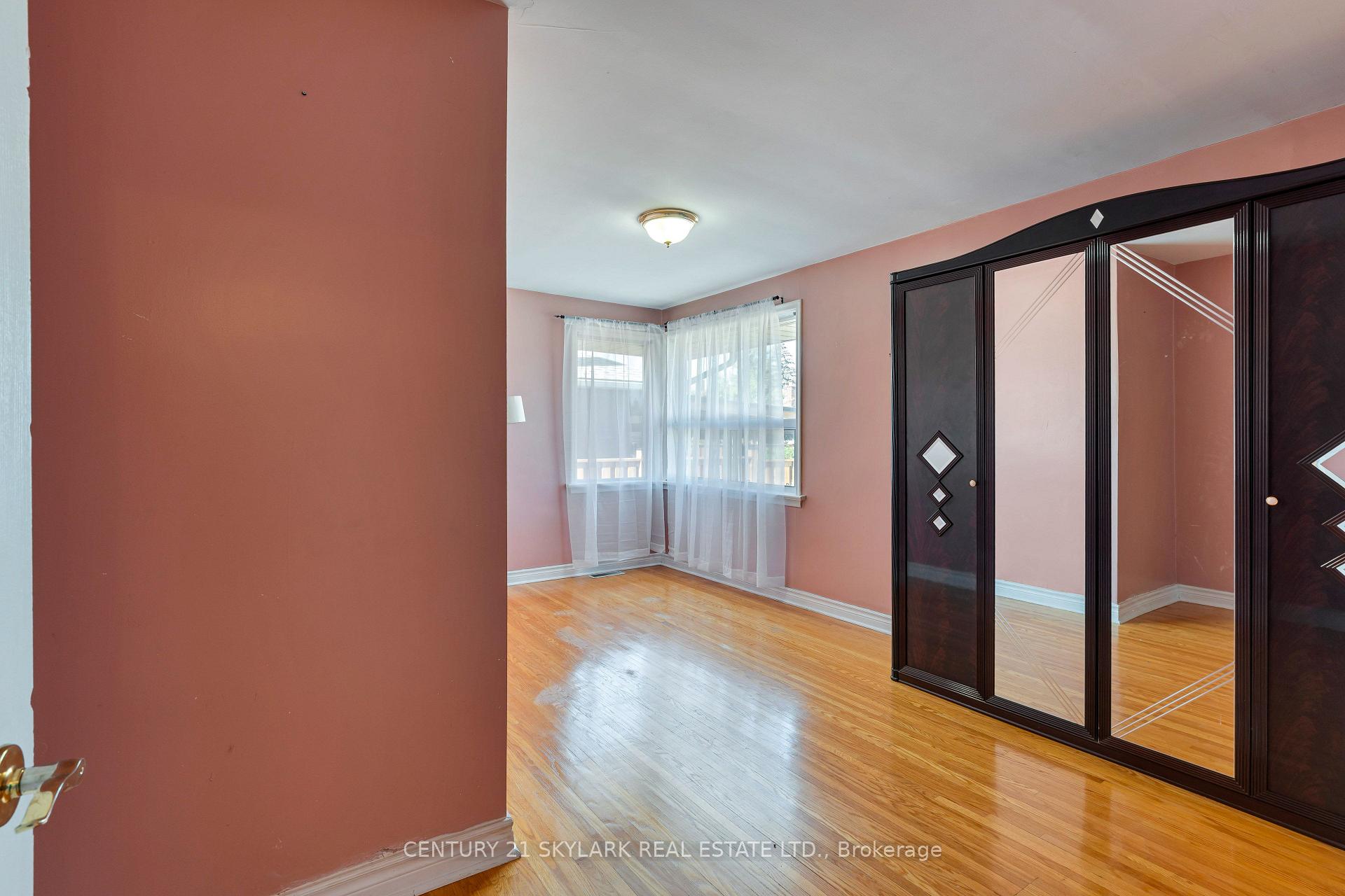 Photo 21 of 24 Aura Lea Boulevard, North York, Humberlea-Pelmo Park — HOMEH