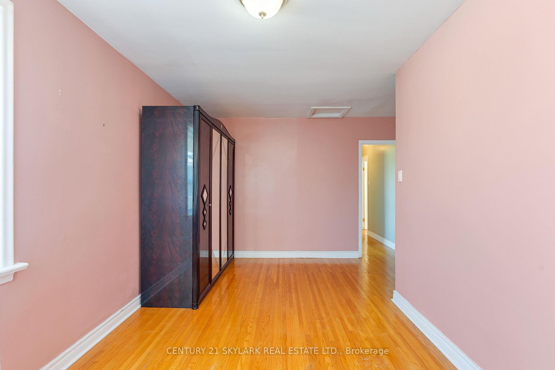 Photo 23 of 24 Aura Lea Boulevard, North York, Humberlea-Pelmo Park — HOMEH