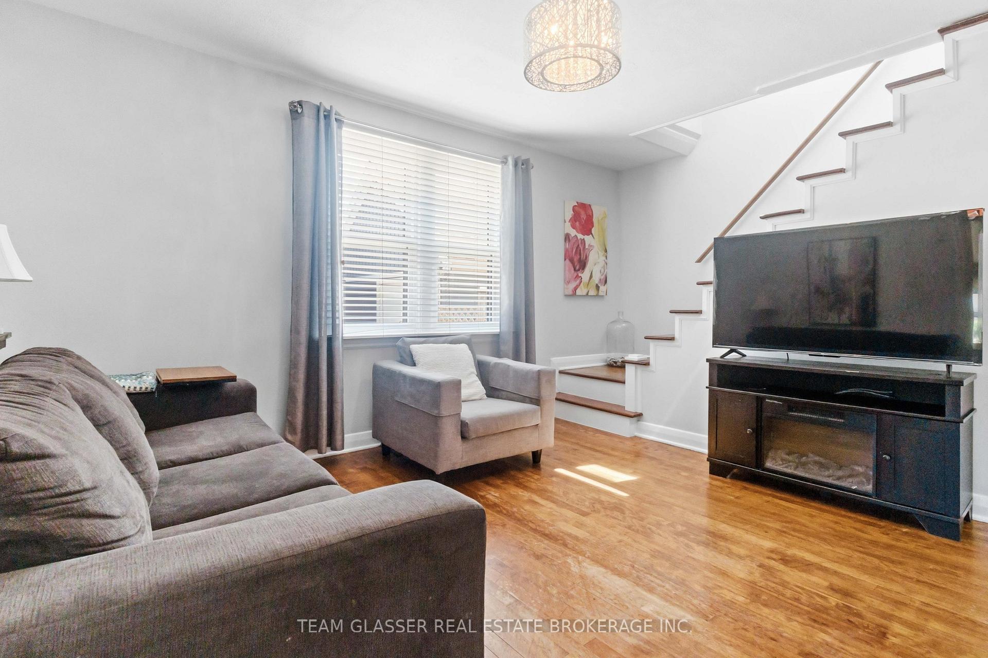 Photo 10 of 27 Dengate Crescent, London, East P — HOMEH