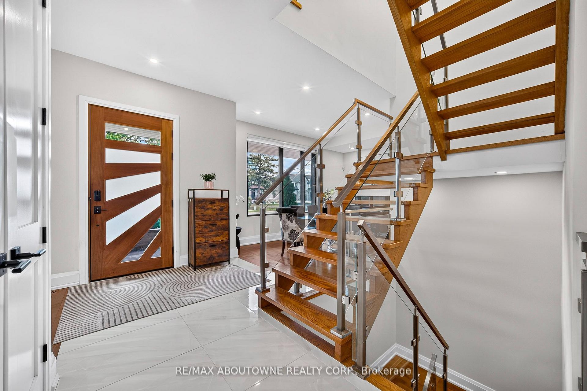 Photo 3 of 1526 Bridge Road, Oakville, West — HOMEH