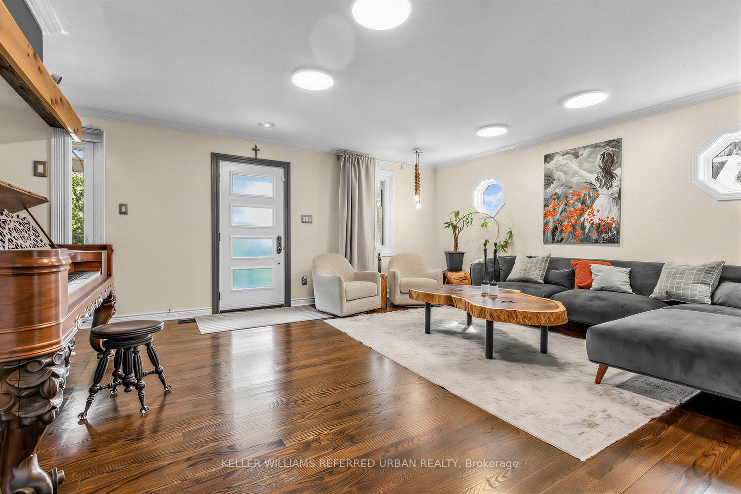 Photo 4 of 12 Railway Street, Vaughan, Maple — HOMEH