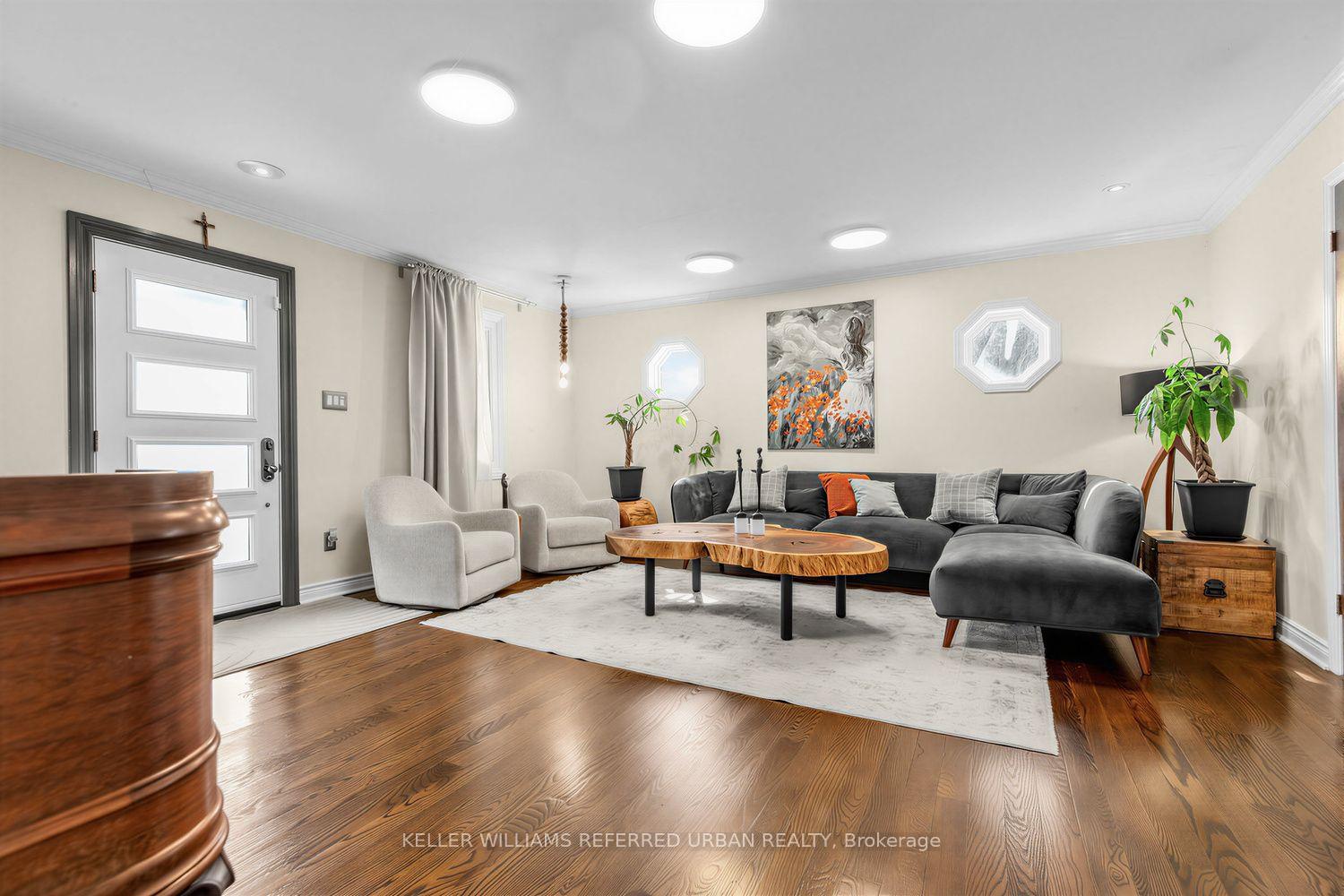 Photo 6 of 12 Railway Street, Vaughan, Maple — HOMEH