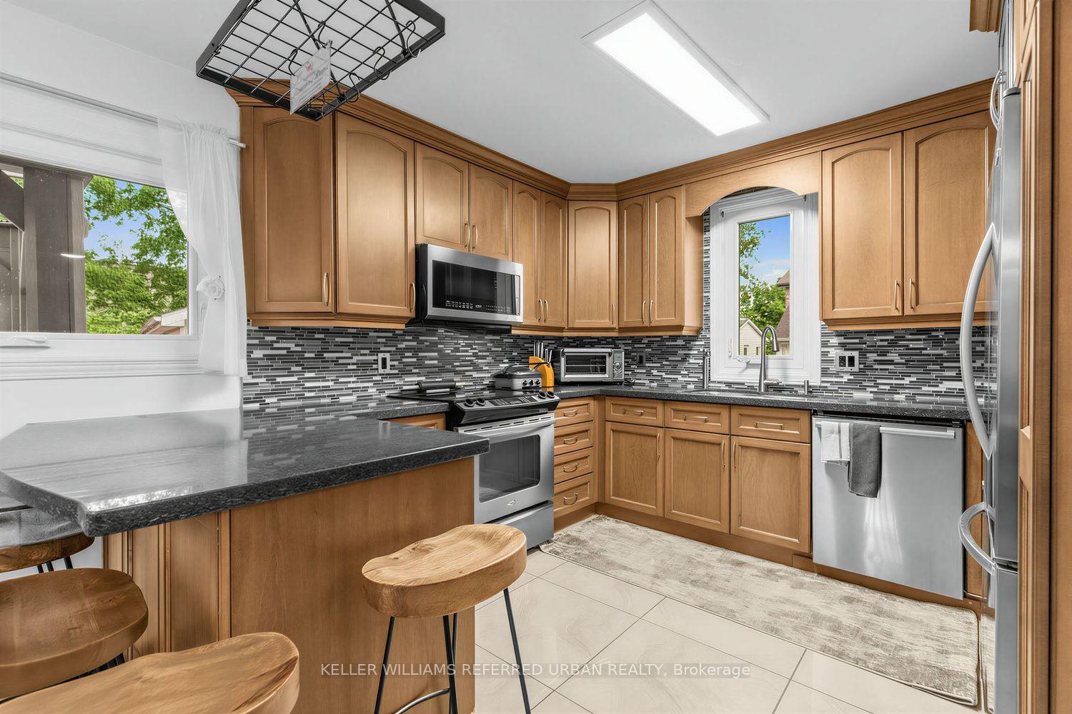Photo 10 of 12 Railway Street, Vaughan, Maple — HOMEH