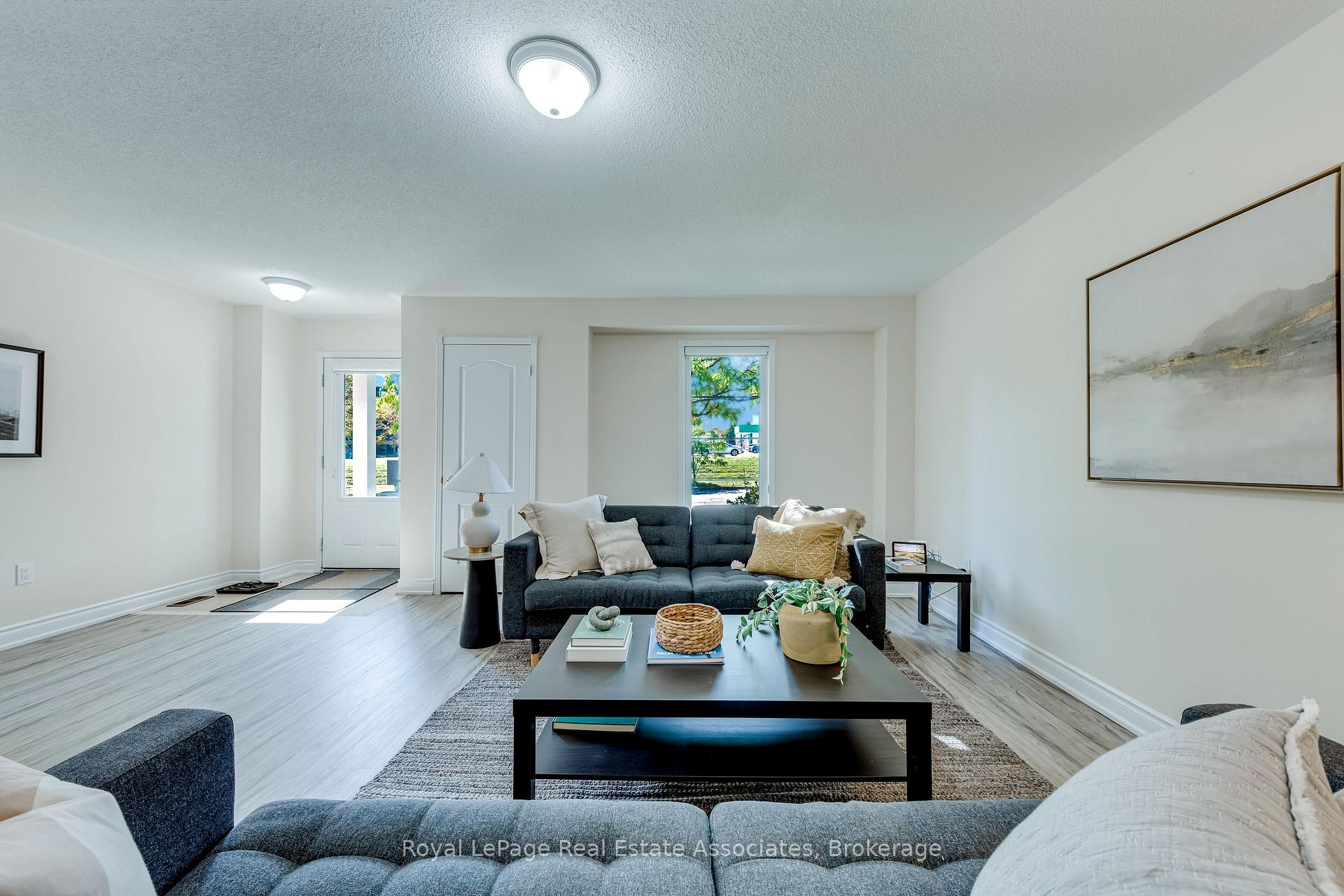 Photo 2 of Unit 1, 2375 Truscott Drive, Mississauga, Clarkson — HOMEH