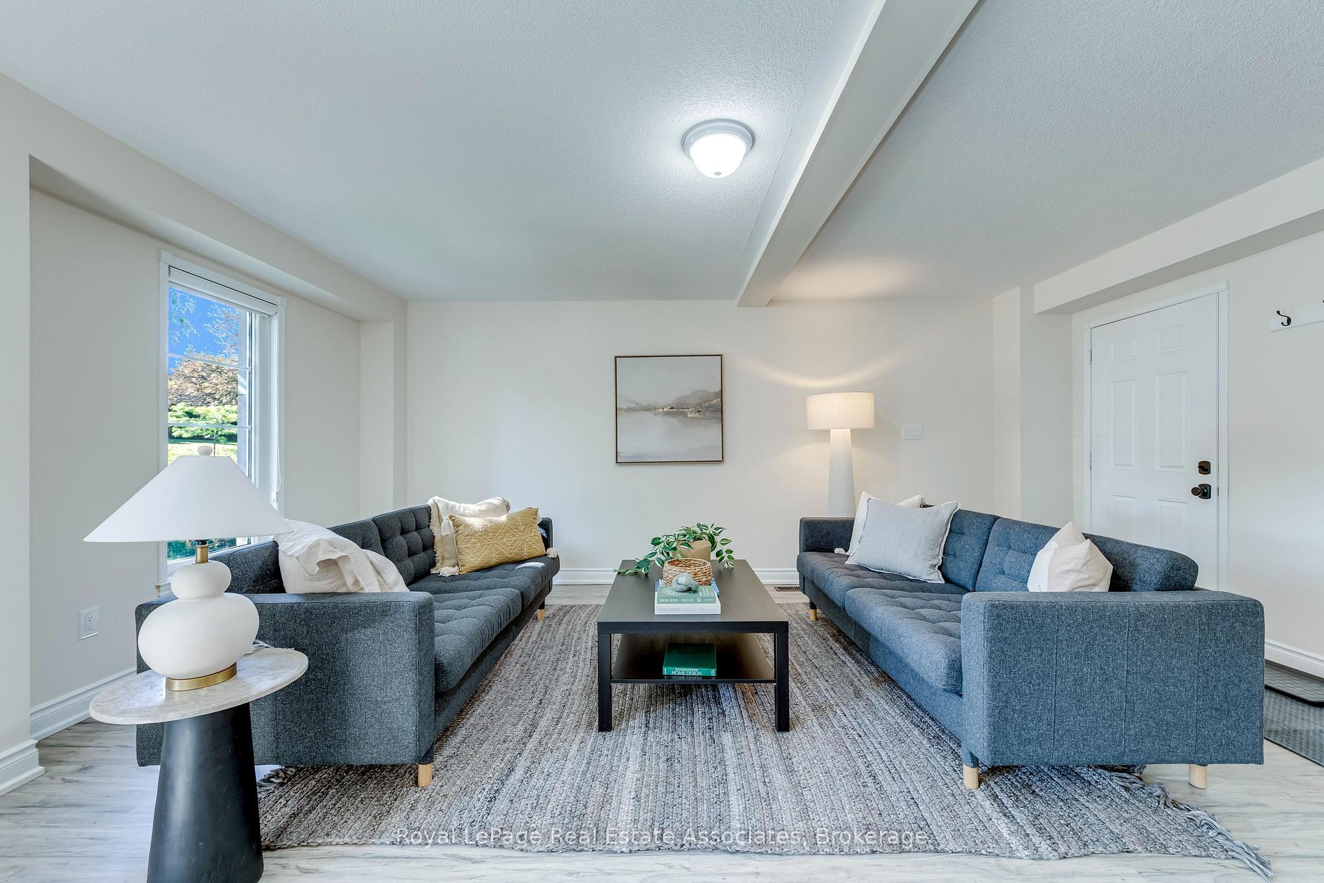 Photo 3 of Unit 1, 2375 Truscott Drive, Mississauga, Clarkson — HOMEH