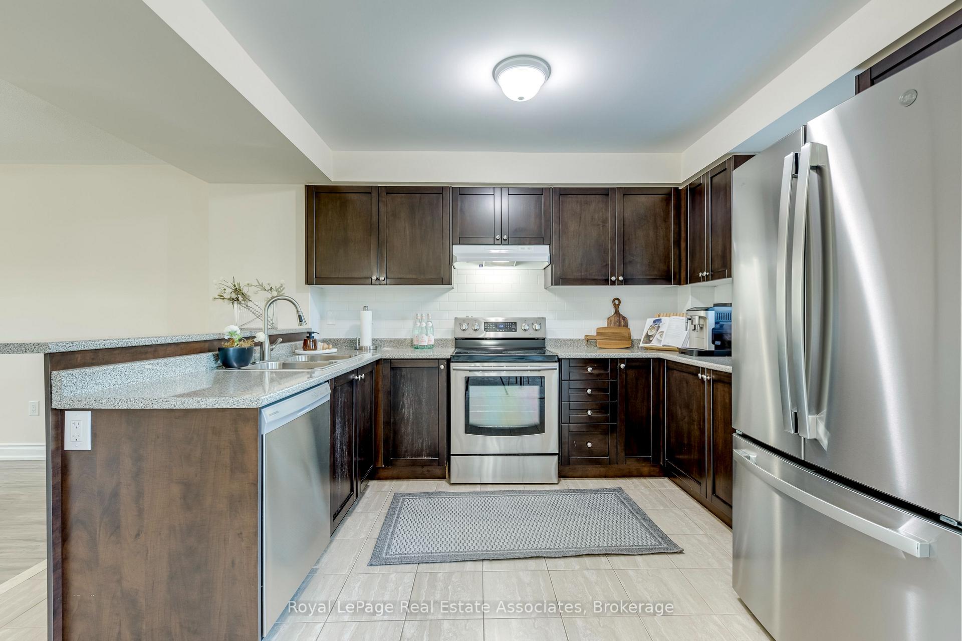 Photo 4 of Unit 1, 2375 Truscott Drive, Mississauga, Clarkson — HOMEH