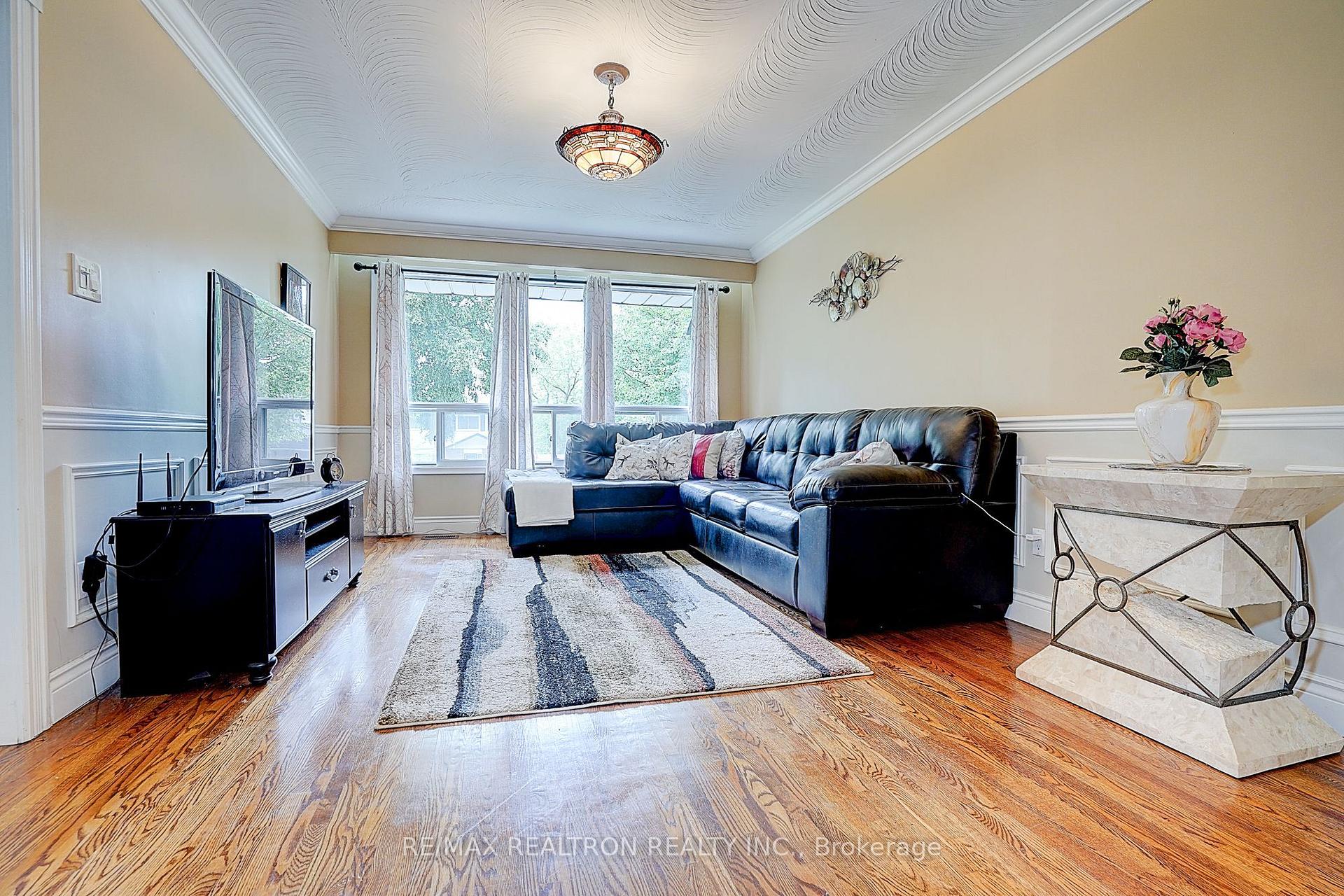 Photo 4 of 583 Pinewood Street, Oshawa, O'Neill — HOMEH