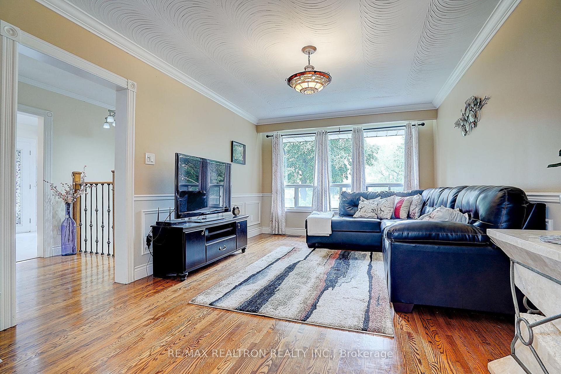 Photo 5 of 583 Pinewood Street, Oshawa, O'Neill — HOMEH