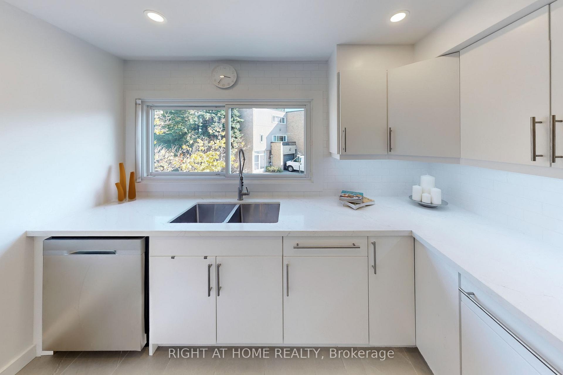 Photo 7 of Unit 6, 400 Bloor Street, Mississauga, Mississauga Valleys — HOMEH