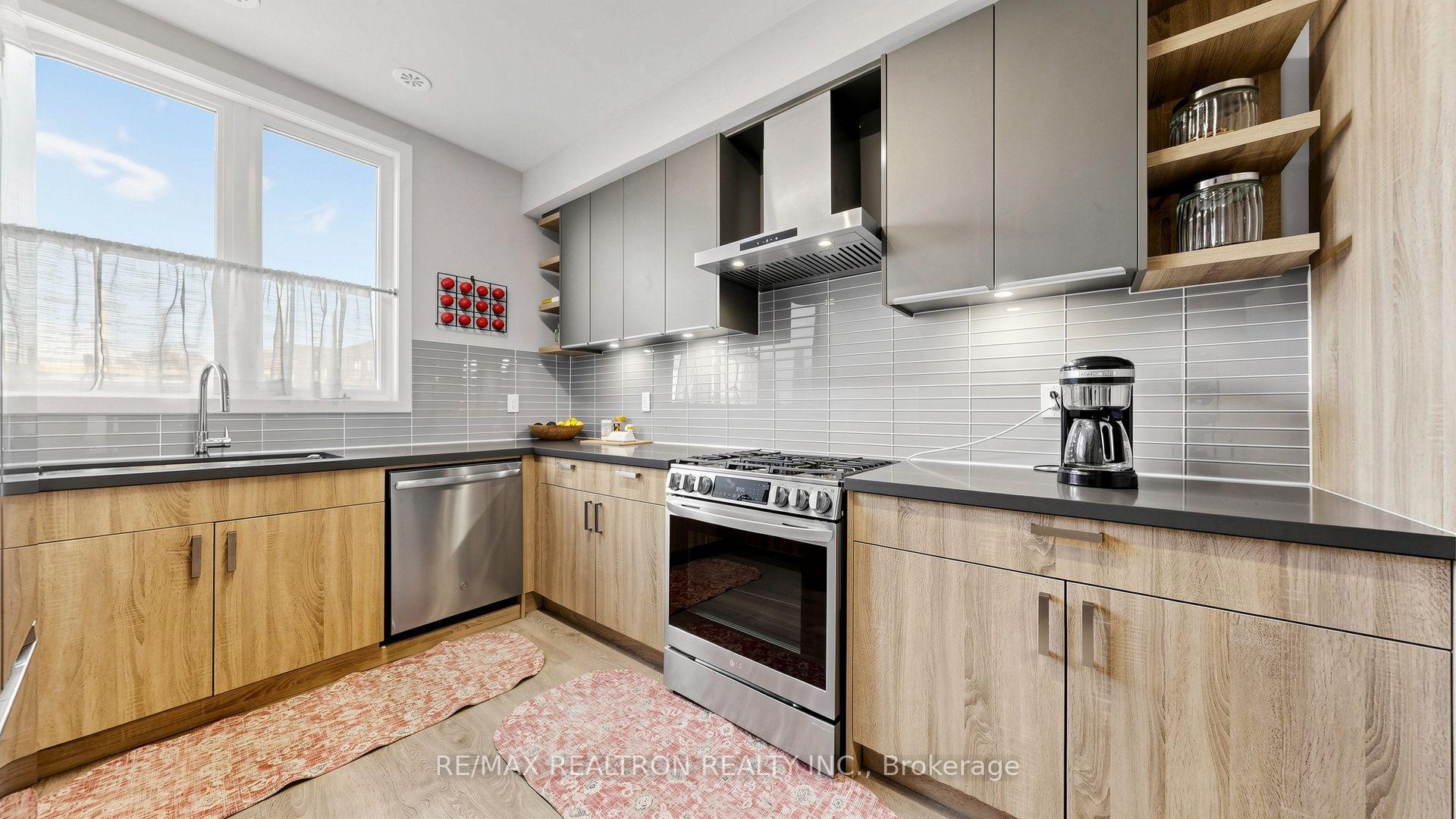 Photo 19 of 48 Hooyo Terrace, Toronto, Englemount-Lawrence — HOMEH