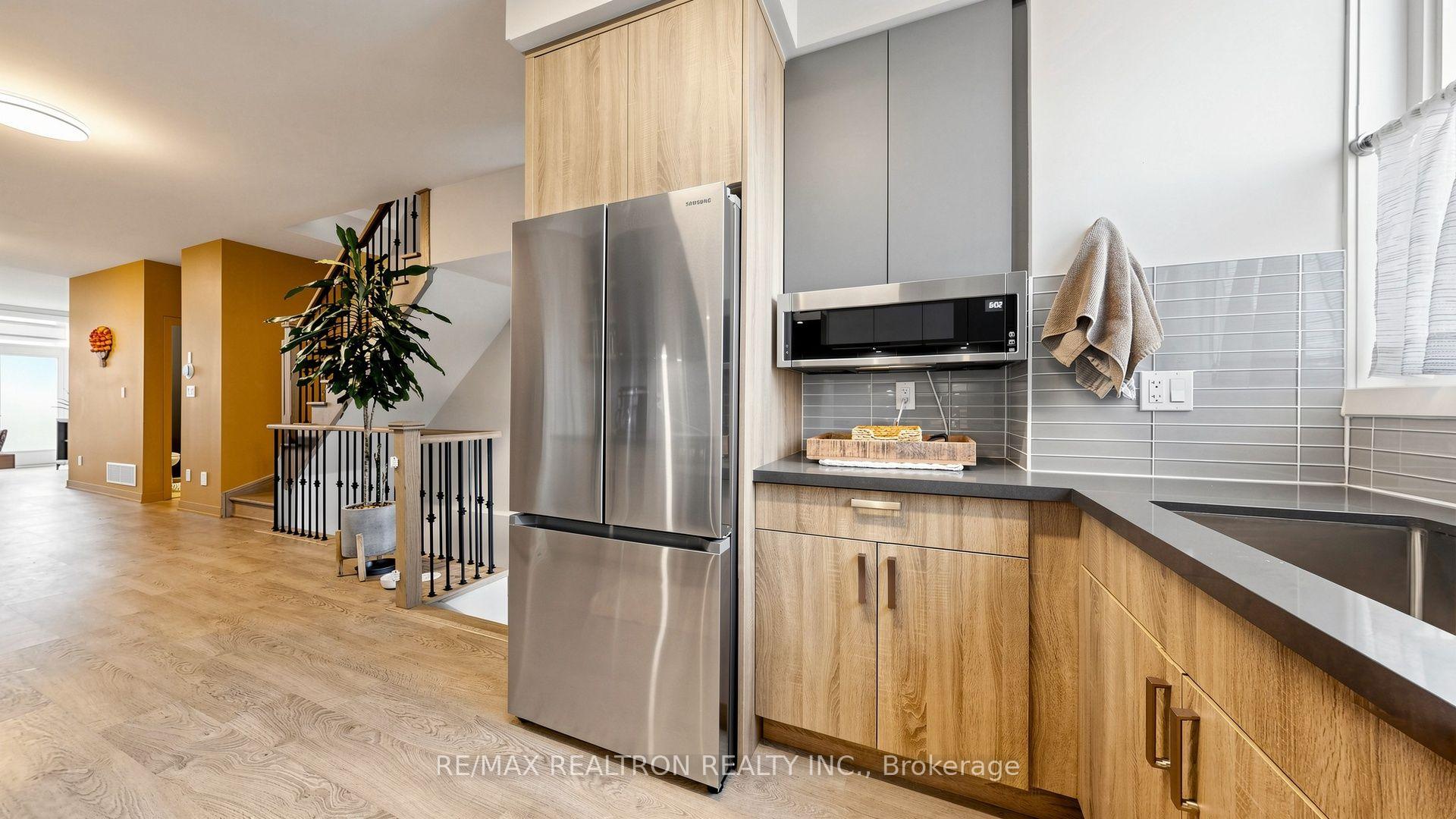 Photo 18 of 48 Hooyo Terrace, Toronto, Englemount-Lawrence — HOMEH