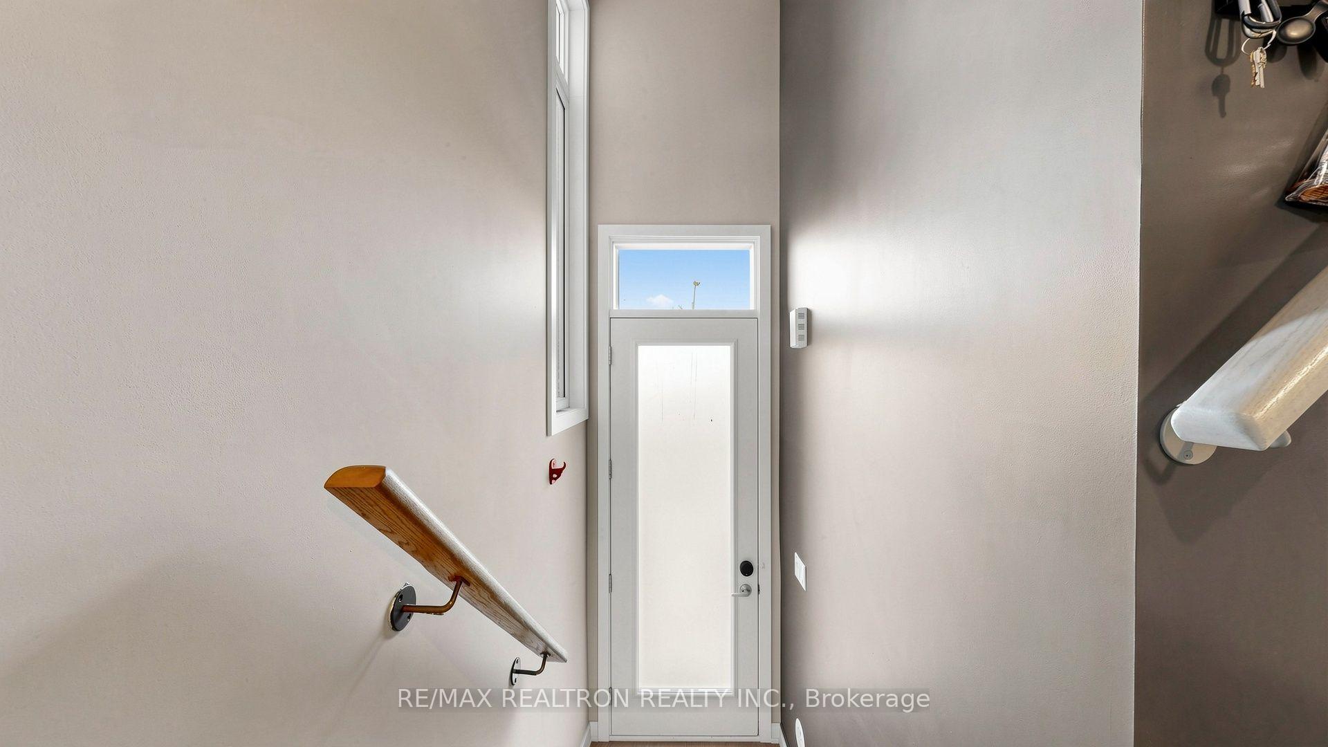 Photo 6 of 48 Hooyo Terrace, Toronto, Englemount-Lawrence — HOMEH