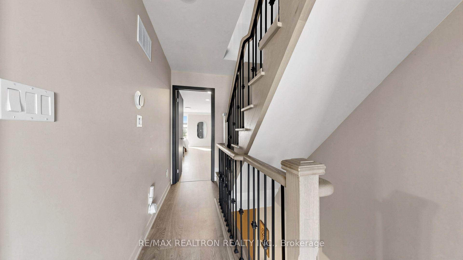 Photo 24 of 48 Hooyo Terrace, Toronto, Englemount-Lawrence — HOMEH
