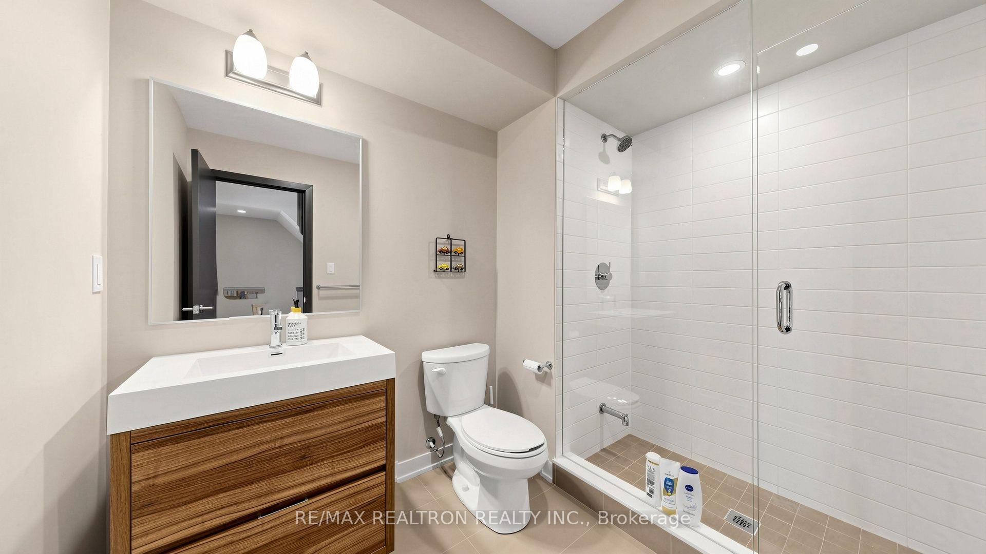 Photo 35 of 48 Hooyo Terrace, Toronto, Englemount-Lawrence — HOMEH