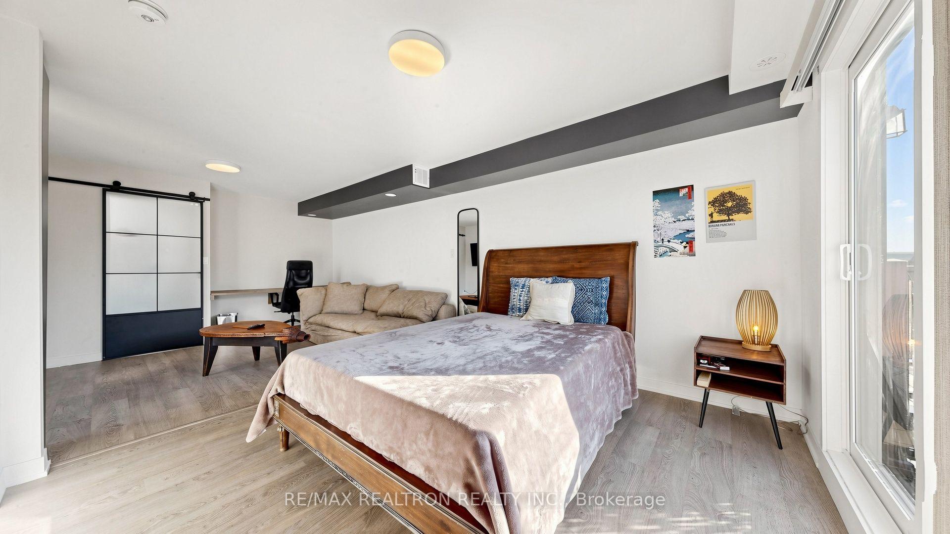 Photo 41 of 48 Hooyo Terrace, Toronto, Englemount-Lawrence — HOMEH