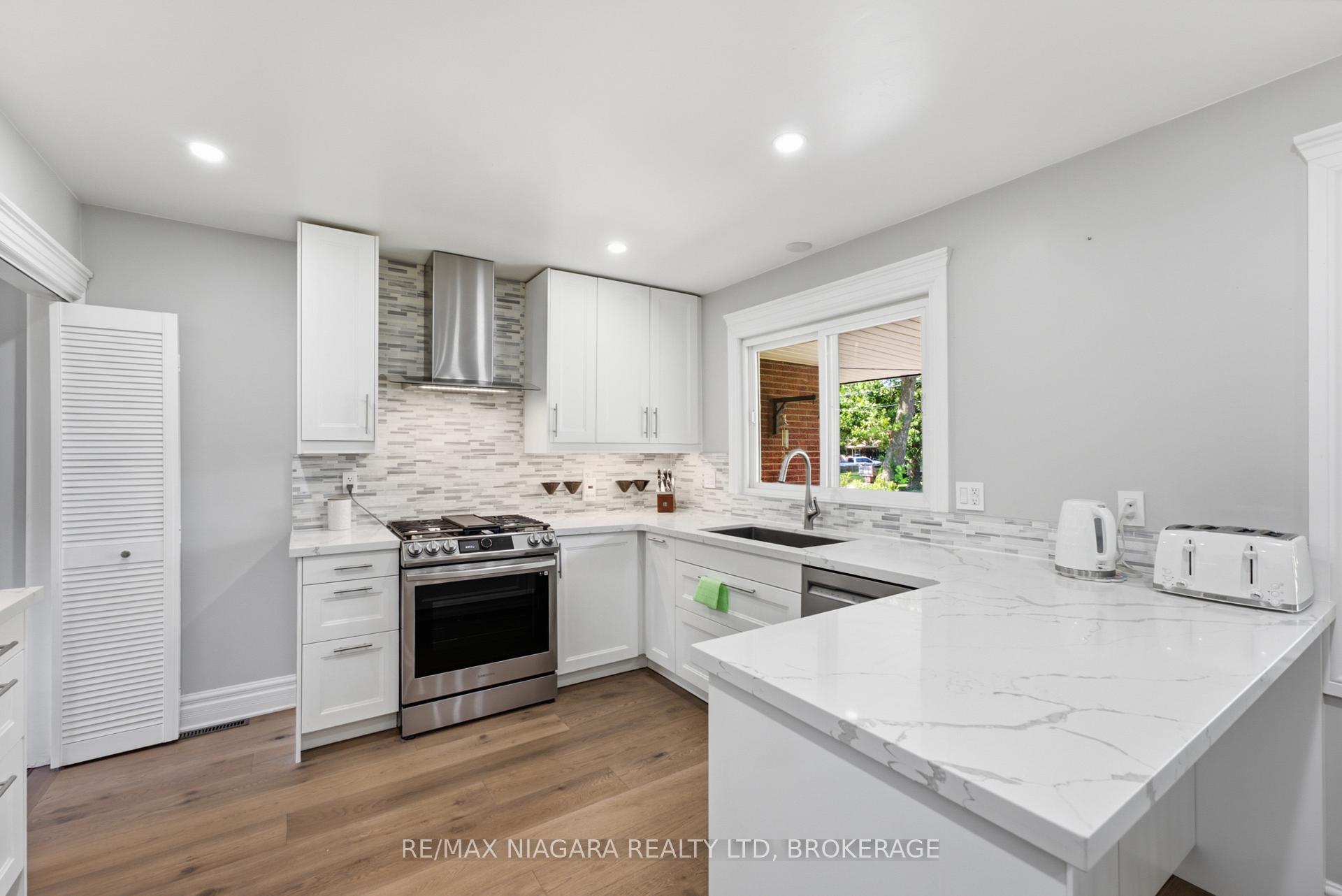 Photo 8 of 11 Richelieu Drive, St. Catharines, Vine/Linwell — HOMEH