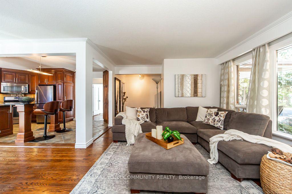 Photo 7 of 66 Decarie Circle, Etobicoke, Eringate-Centennial-West Deane — HOMEH