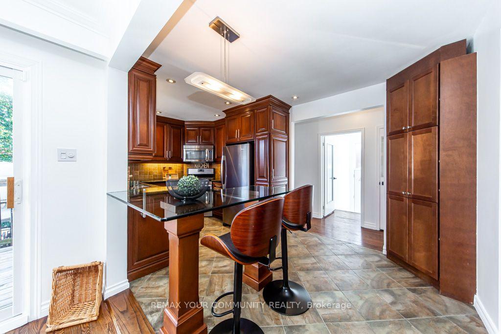 Photo 9 of 66 Decarie Circle, Etobicoke, Eringate-Centennial-West Deane — HOMEH