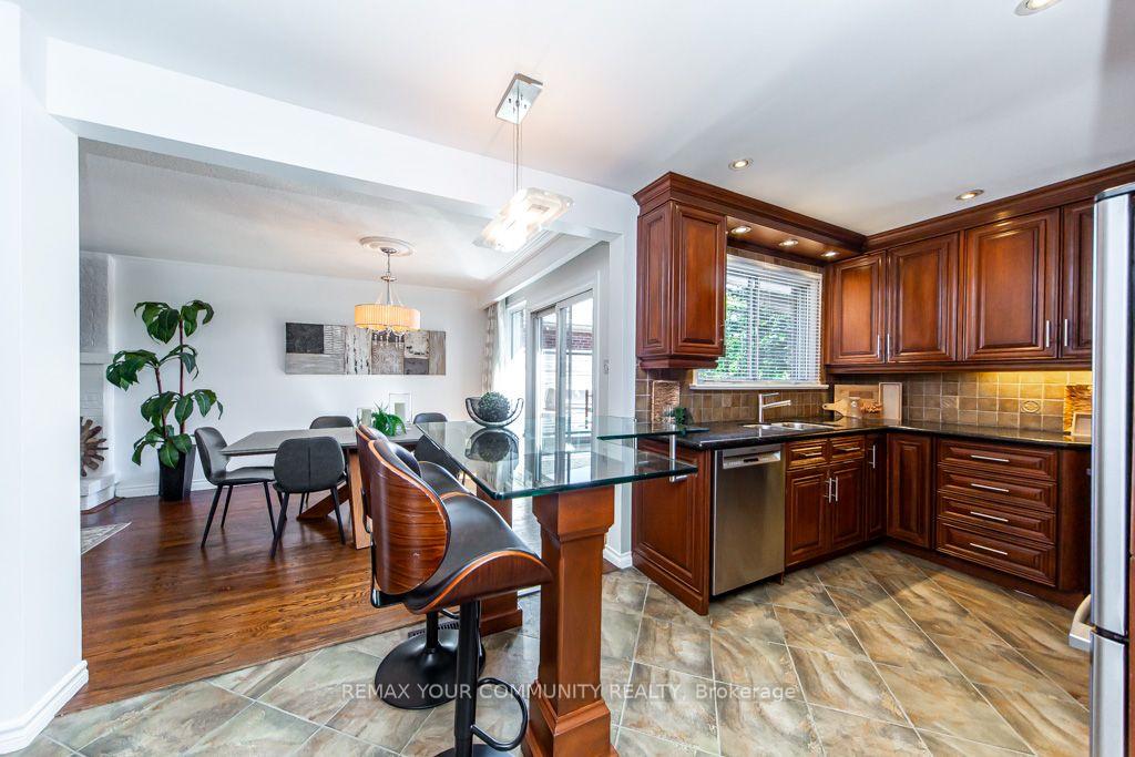 Photo 10 of 66 Decarie Circle, Etobicoke, Eringate-Centennial-West Deane — HOMEH