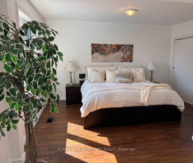 Photo 13 of 66 Decarie Circle, Etobicoke, Eringate-Centennial-West Deane — HOMEH