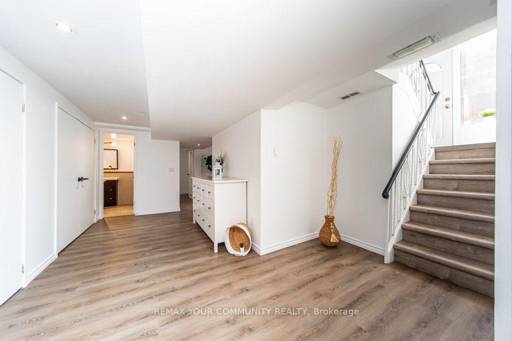 Photo 20 of 66 Decarie Circle, Etobicoke, Eringate-Centennial-West Deane — HOMEH
